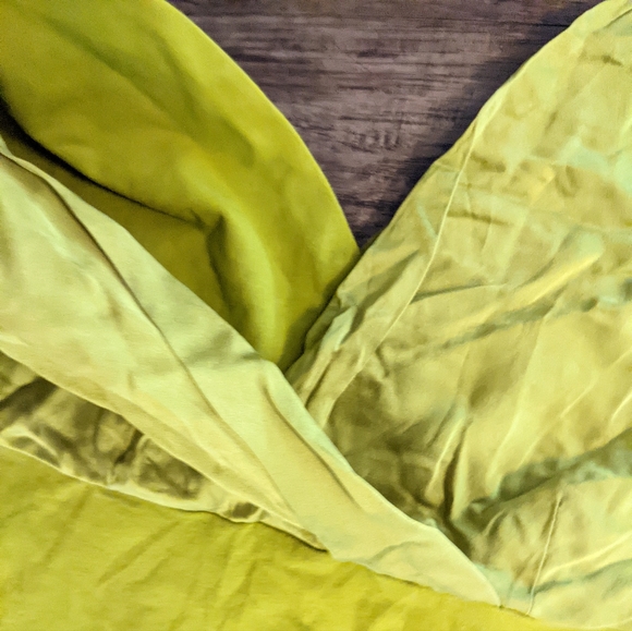 Nine West Yellow Green Silk V Neck Top Size Small - Picture 6 of 9